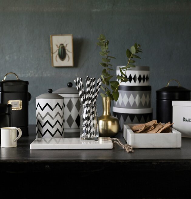 Bild av stilfullt köksarrangemang med marmorfat och burkar