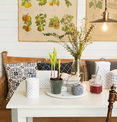 Bild av hemtrevlig matsal med lantlig charm och detaljer