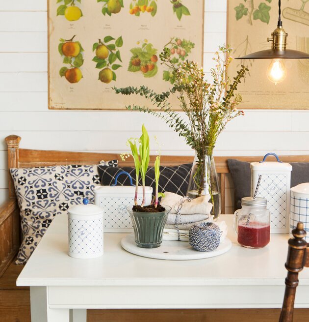 Fat Marmor Rund Vit från Strömshaga på ljust matbord