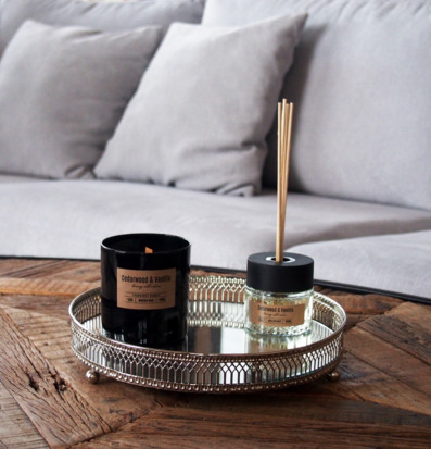 Bild av stilrent vardagsrum med doftljus och doftstavar