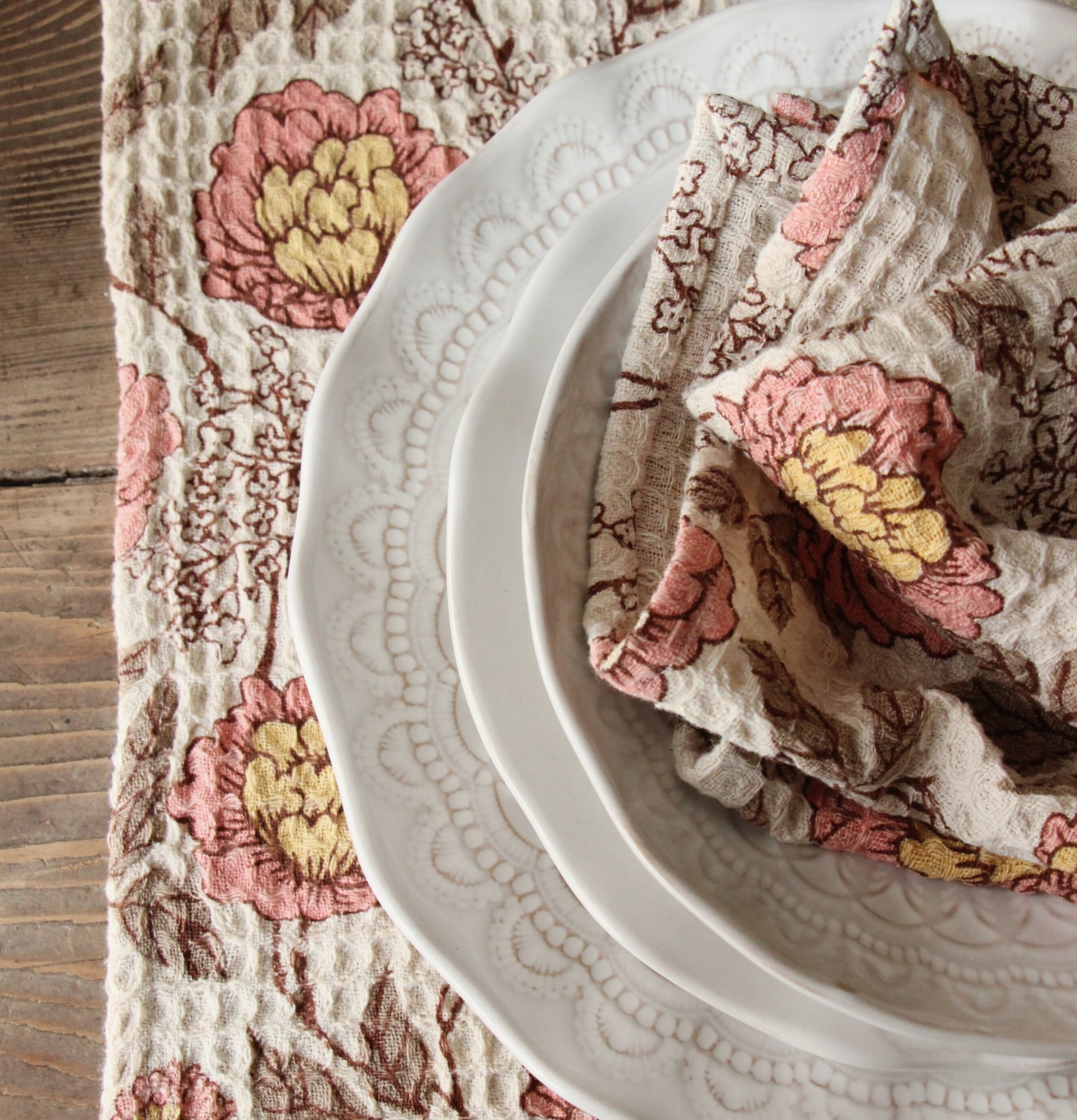 Bild av elegant dukning med blommiga servetter och porslin