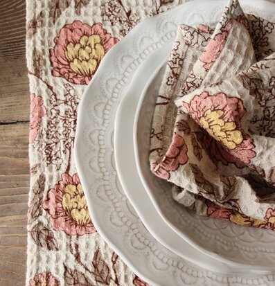 Bild av elegant dukning med blommiga servetter och porslin