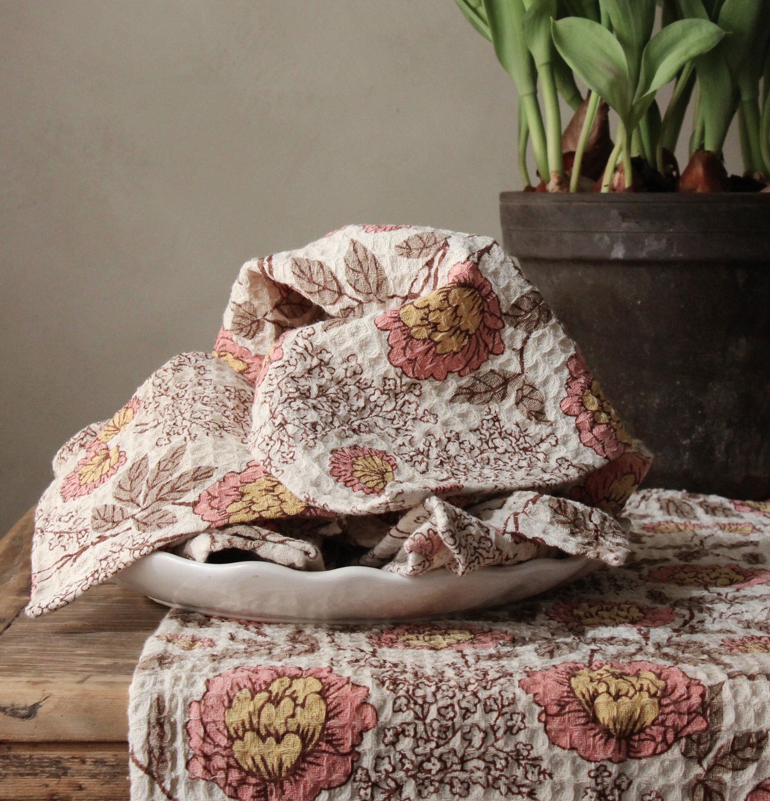 Bild av elegant löpare på rustikt träbord med tulpaner