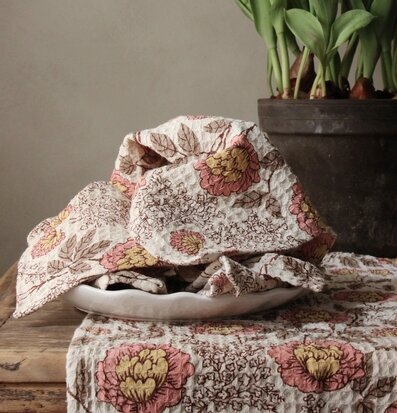 Bild av elegant löpare på rustikt träbord med tulpaner