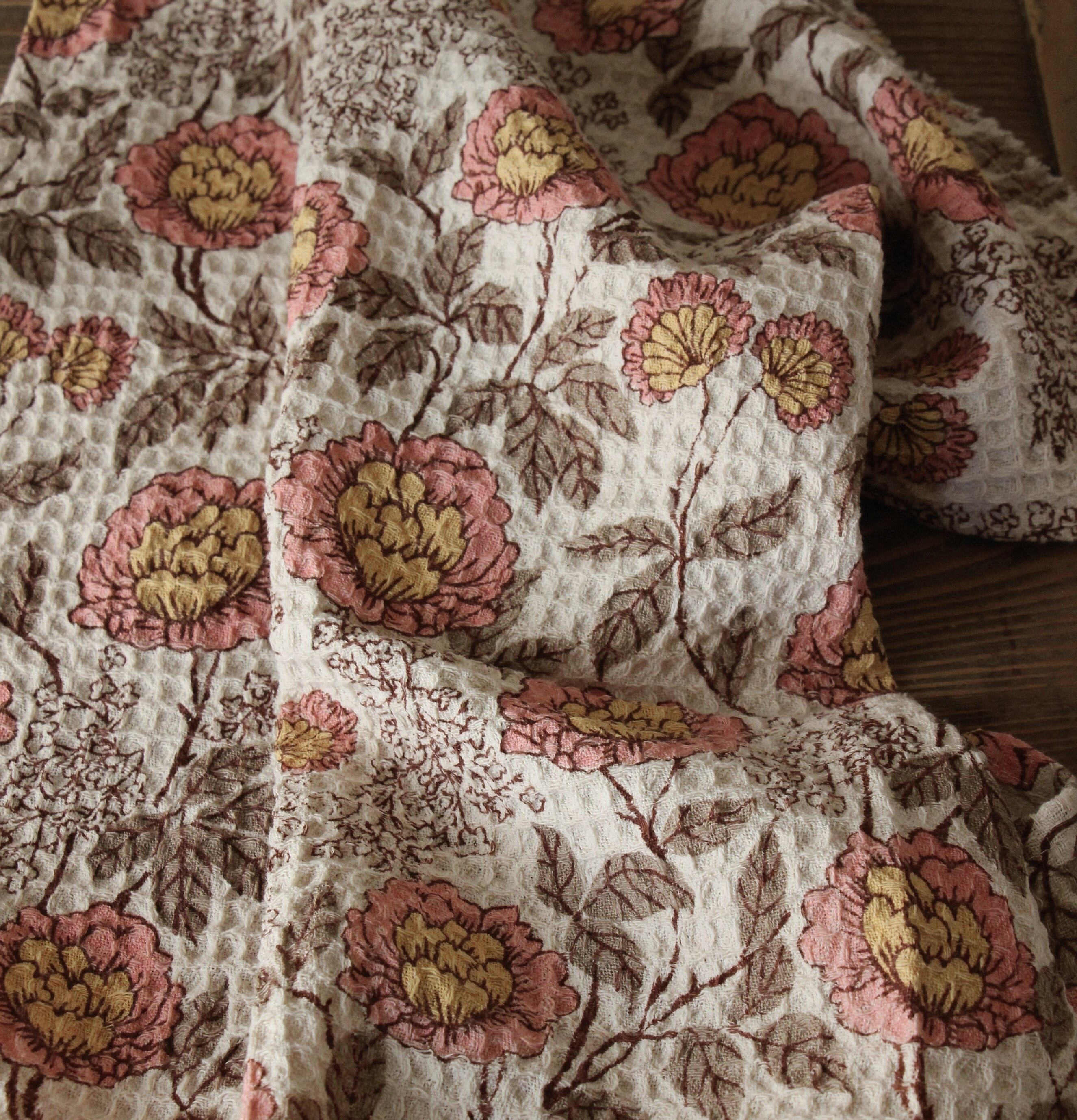 Bild av kökshandduk med blommigt mönster och rustik känsla