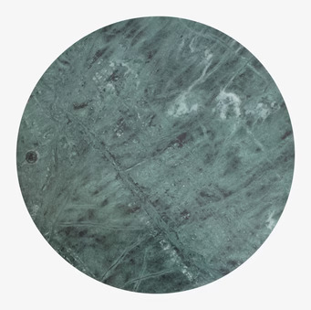 Bild av runt marmorfat i grön nyans med eleganta detaljer