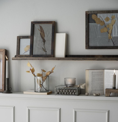 Bild av elegant tavelhylla med rustik inredningsdetalj