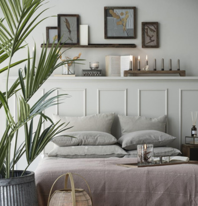 Bild av harmoniskt inrett sovrum med rustik tavelhylla