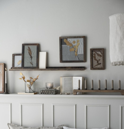 Bild av harmonisk inredning med tavelhylla och säng