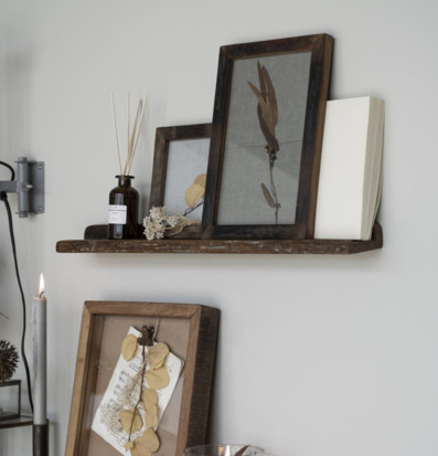 Bild av elegant heminredning med tavelhylla och dekorationer