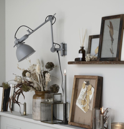 Bild av stilfullt inredd vägg med naturliga element