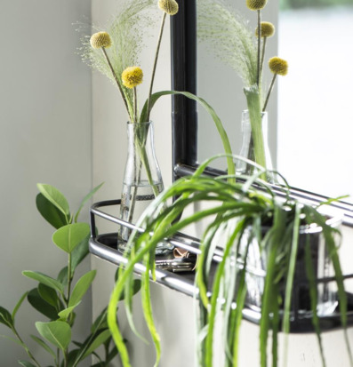 Bild av stilren väggspegel med hylla och dekorationer