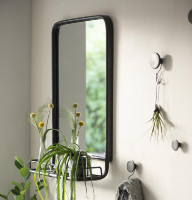 Bild av väggspegel med hylla och naturnära detaljer