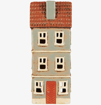 Bild av dekorativ ljuslykta med husfasad och detaljer