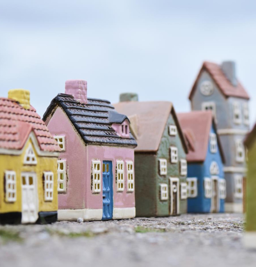 Bild av charmiga miniatyrhus i pastellfärger