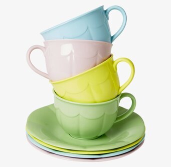 Bild av färgglada koppar och fat i modern design