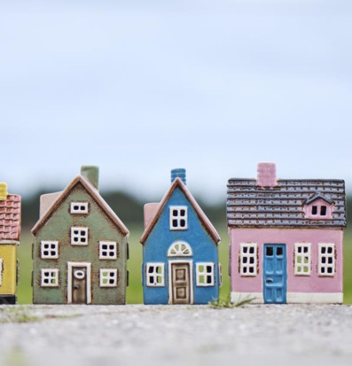 Bild av charmiga ljuslyktor i form av små hus