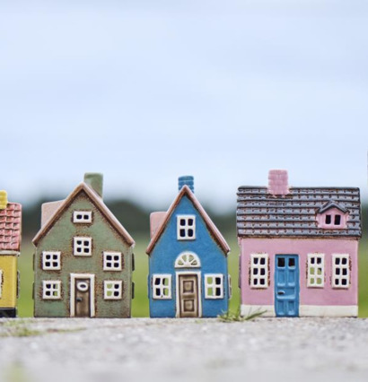 Bild av charmiga ljuslyktor i form av små hus