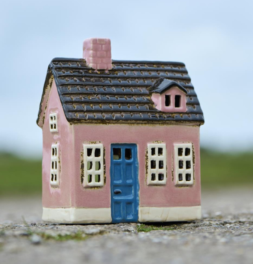 Bild av charmant ljuslykta formad som ett rosa hus