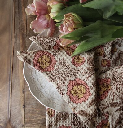 Bild av elegant dukning med naturliga och rustika element