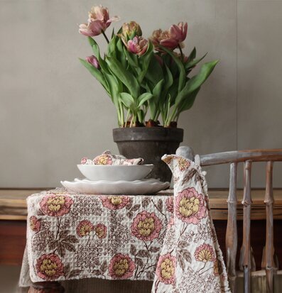 Bild av harmoniskt bordsarrangemang med blommiga detaljer