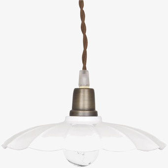 Foto av elegant vit taklampa med rustik textilsladd