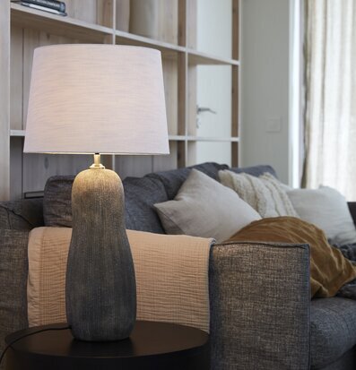 Bild av elegant interiör med stilren lampa och soffa