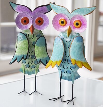 Bild av färgglada ugglor i hamrad plåt med pastelltoner