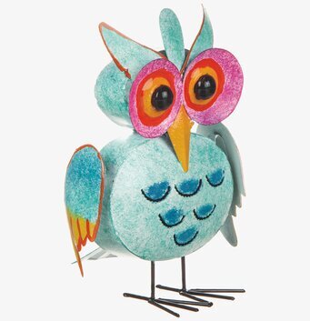 Bild av livfull och unik uggleskulptur i hamrad plåt