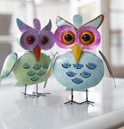 Bild av färgglada ugglor i hamrad plåt med livfull design