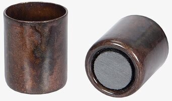 Bild av elegant och robust ljushållare i varm brun nyans