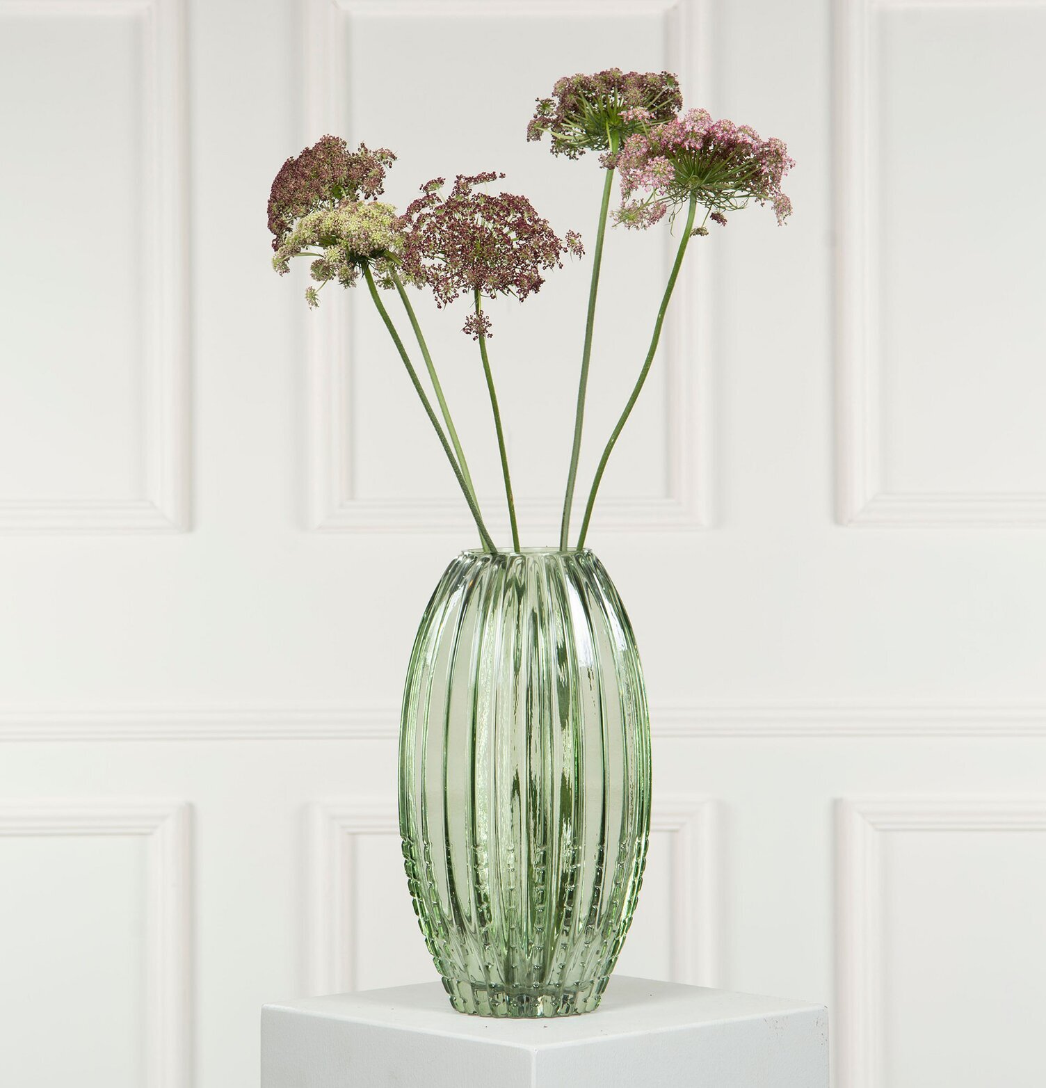 Bild av elegant grön vas med texturerad design