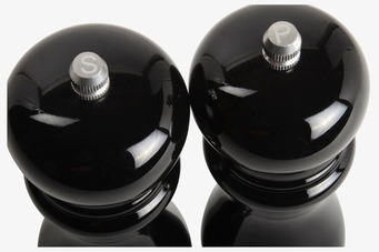 Foto av svarta salt- och pepparkvarnar med glansig yta