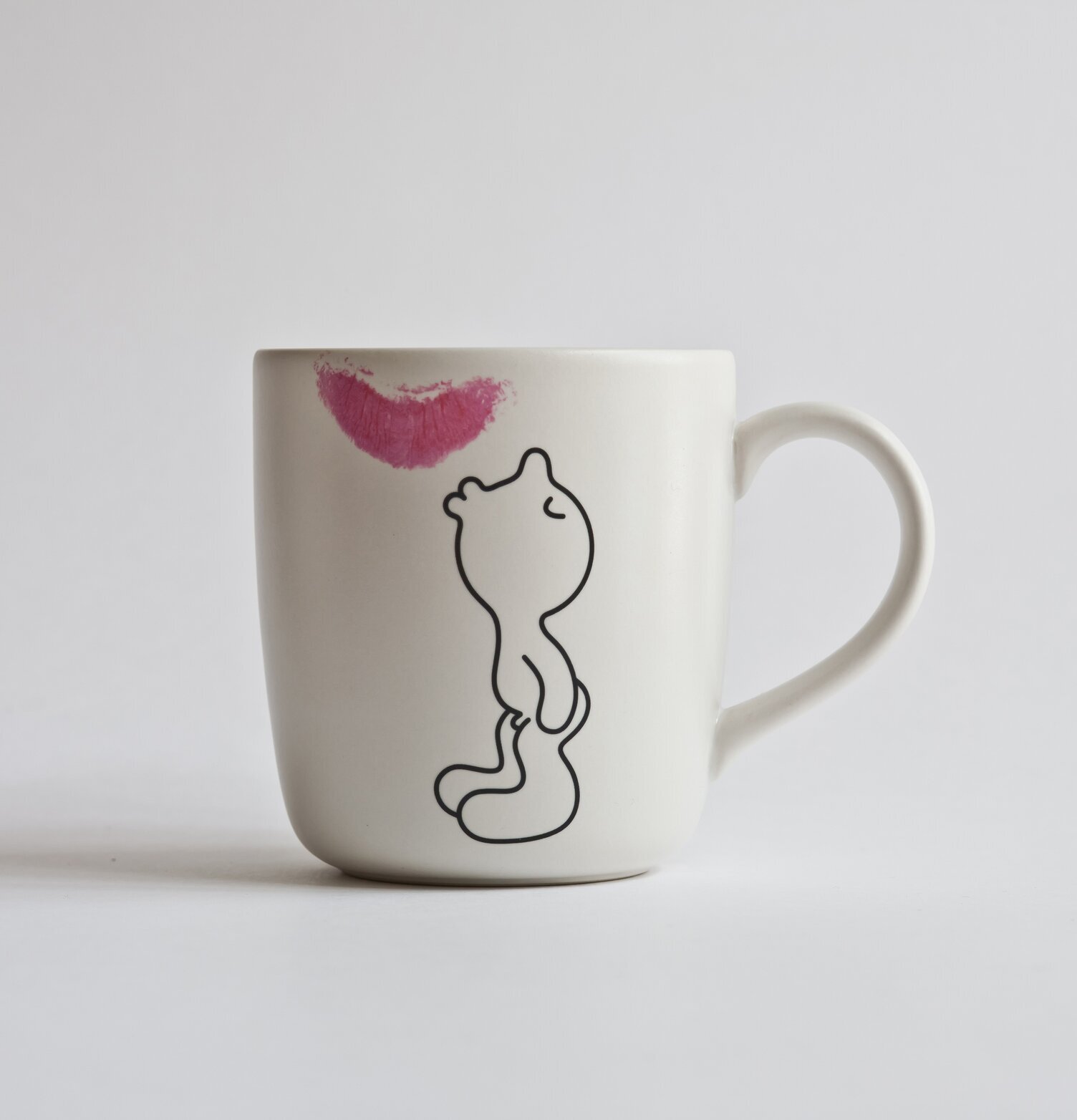 Foto av stilren mugg med lekfull design och läppar