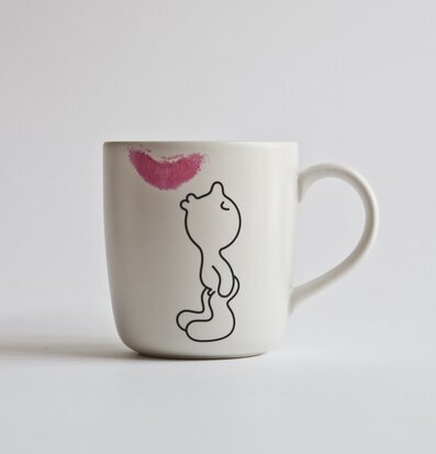 Foto av stilren mugg med lekfull design och läppar