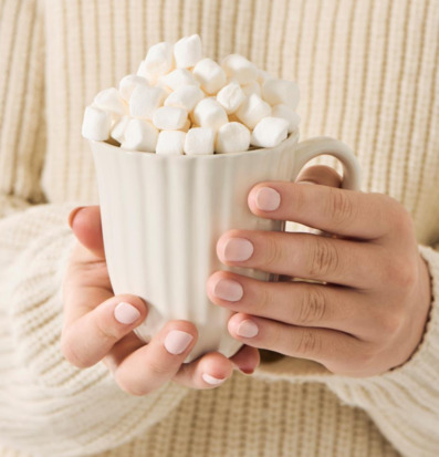 Foto av en mugg med marshmallows i dämpad färgpalett