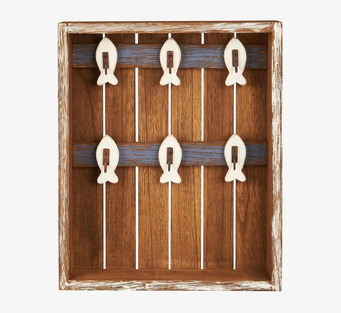 Bild av rustikt nyckelskåp med fiskformade knoppar