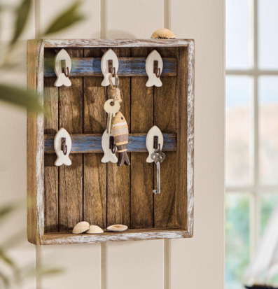 Bild av rustikt nyckelskåp med nautisk design och känsla