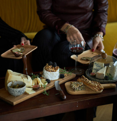 Bild av elegant ostservering med delikata detaljer