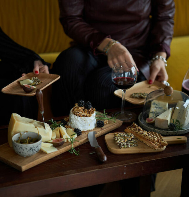 Bild av elegant ostservering med delikata detaljer