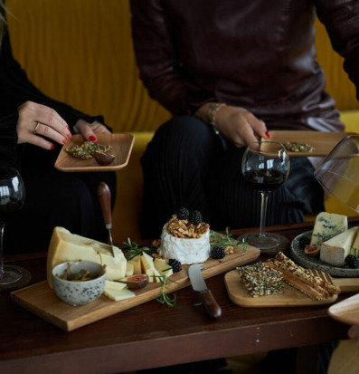 Bild av ost- och vinupplevelse med gemenskap och trivsel