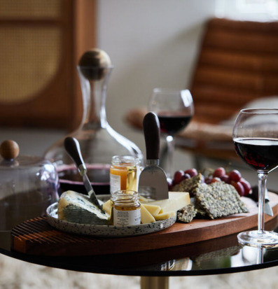 Bild av elegant ostkupa och gemenskap kring bordet