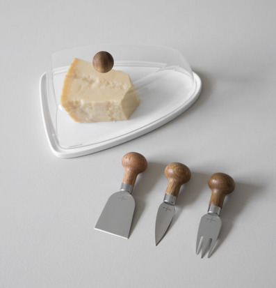 Bild av stilren ostkupa med glas och trädetaljer