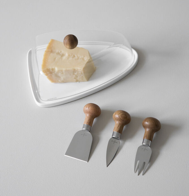 Bild av stilren ostkupa med glas och trädetaljer