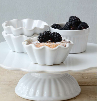 Bild av stilrent tårtfat med björnbär och bakverk