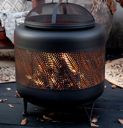 Bild av en mysig utomhusmiljö med eldstad och dekorationer