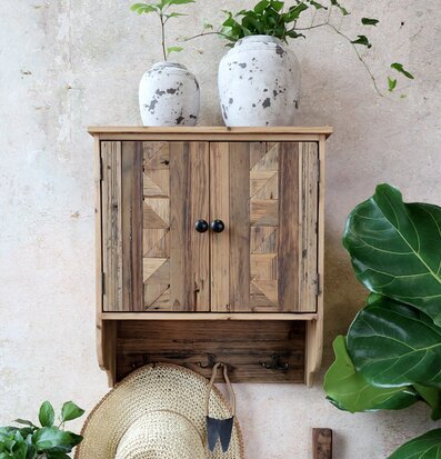 Bild av rustikt väggskåp med naturlig och lantlig känsla