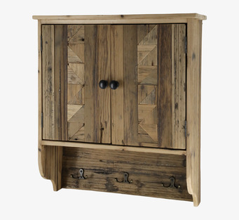 Bild av rustikt väggskåp i trä med geometriskt mönster