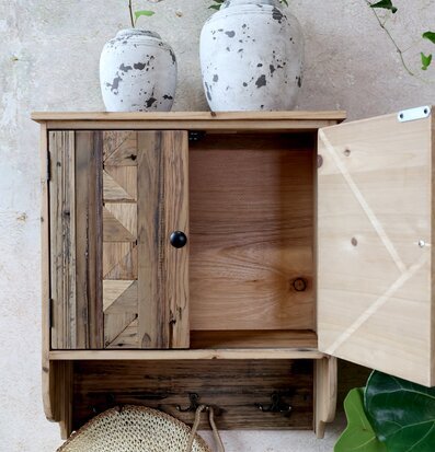 Bild av rustikt väggskåp med naturlig och jordnära stil