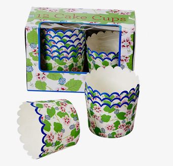 Bild av färgglada muffinsformar med blommigt mönster